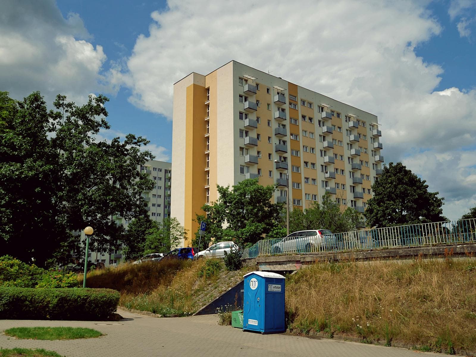 Renovovaný panelový bytový dům ve správě realitní kanceláře